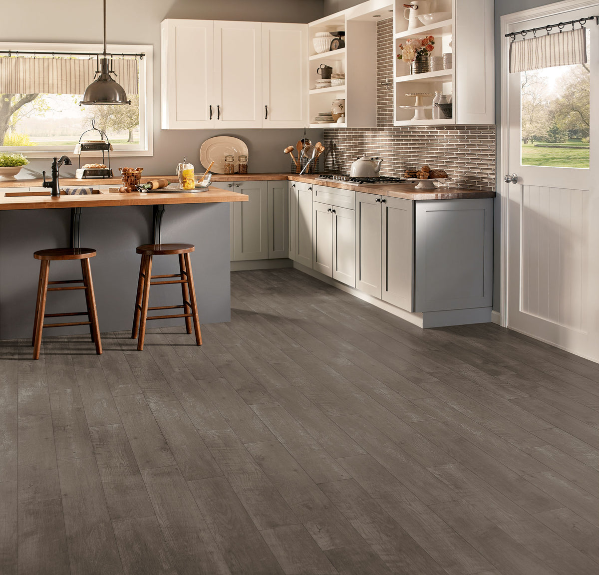 Armstrong Commercial - American Charm - 6 in. x 36 in. - Luxury Vinyl Tile - 6 mil - Rural Reclaimed Silver Mist Installed